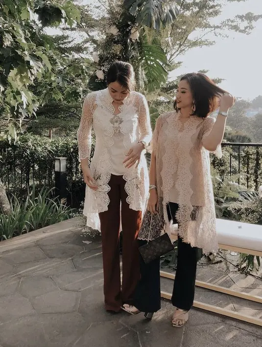 Enzy juga pernah menggunakan kebaya modern putih dengan detail lace lengkap dengan bros. Gayanya semakin menarik ketika kebayanga tersebut dipadukan pants maroon. @enzystoria