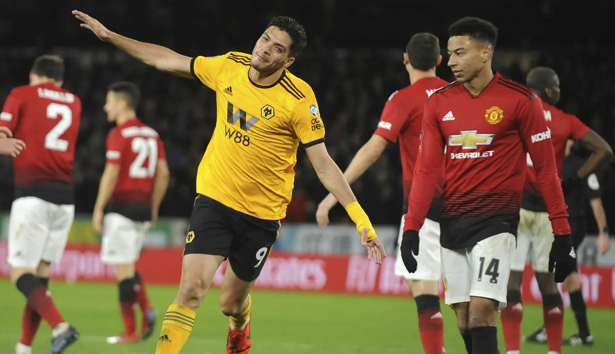 Pemain Wolverhampton Wanderers, Raul Jimenez, melakukan selebrasi usai membobol gawang Manchester United pada laga Piala FA 2019 di Stadion Molineux, Sabtu (16/3). Wolverhampton menang 2-1 atas Manchester United. (AP/Rui Vieira)