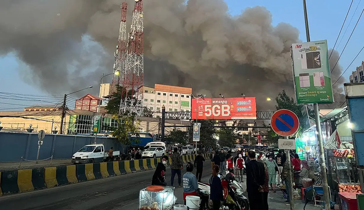 Asap mengepul dari kebakaran di hotel-kasino Grand Diamond City di Poipet pada 29 Desember 2022. Sebanyak 10 orang tewas dalam kebakaran di kasino-hotel Kamboja di perbatasan Thailand, kata polisi pada 29 Desember. (AFP/STR)