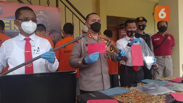 Polres Blora saat menunjukkan sejumlah alat bukti yang digunakan para pelaku tindak kriminal dalam melancarkan aksinya. (Liputan6.com/Ahmad Adirin)
