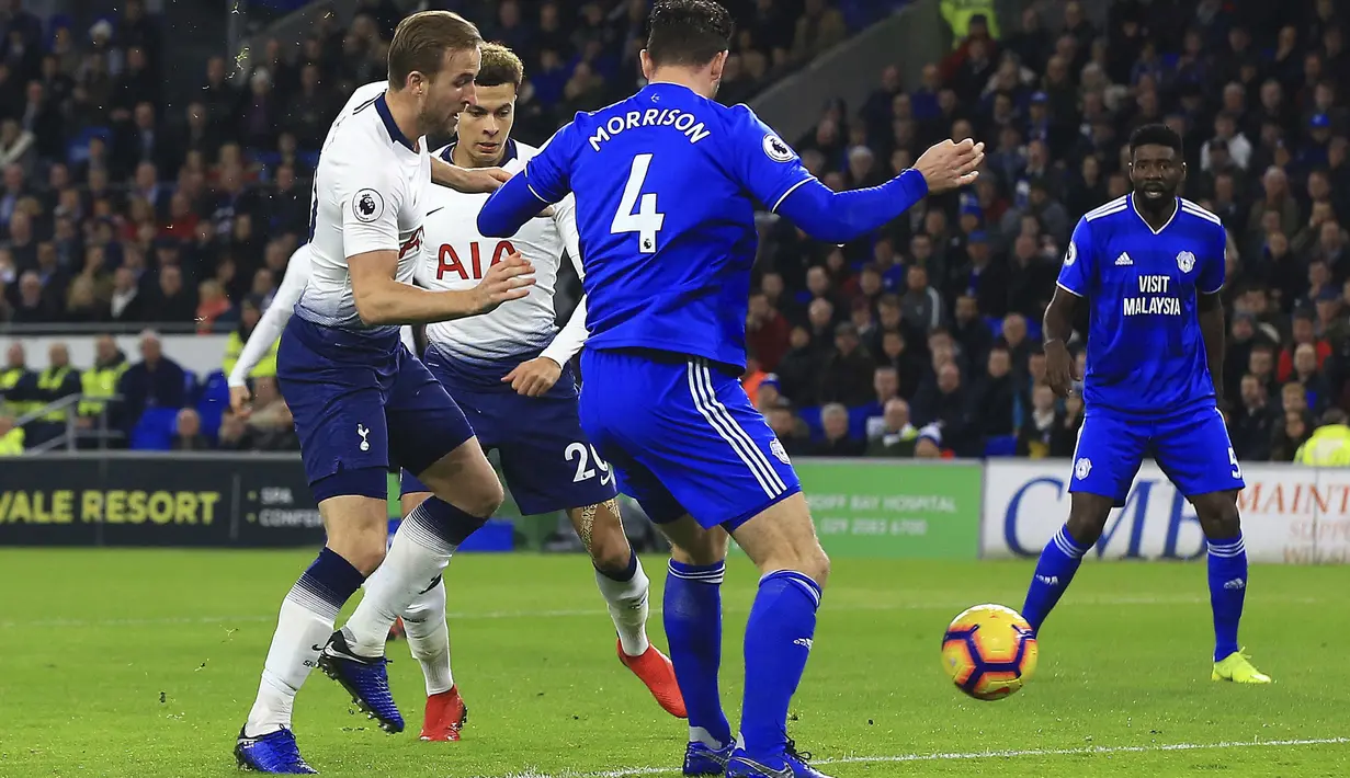 Striker Tottenham Hotspur, Harry Kane, berusaha melewati pemain Cardiff City pada laga Premier League di Stadion Cardiff City, Selasa (1/1). Tottenham Hotspur menang 3-0 atas Cardiff City. (AP/Mark Kerton)