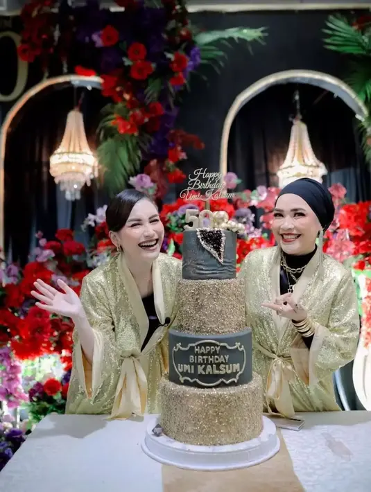 Tak jarang Umi Kalsum curi perhatian dengan gelang hingga kalung emas yang terpasang di tubuhnya. [Instagram @mom_ayting92_]