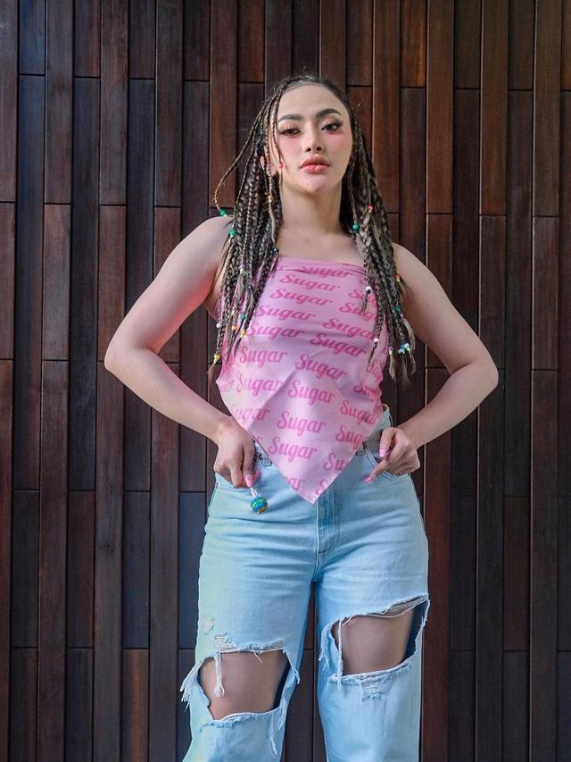 7 Potret Terbaru Amel Alvi, Liburan Ke Bali dengan Gaya Rambut Cornrow