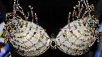 Brand pakaian dalam Victoria's Secret kembali merilis bra mewah dengan taburan batu berharga, California, Senin (2/11/ 2015). Bra yang dihiasi 6.500 batu berharga itu dilapisi emas 18 karat. (Reuters/ Kevork Djansezian)