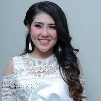 Via Vallen dan Ed Sheeran (Foto: Deki Prayoga/Bintang.com, AFP / ANGELA WEISS)