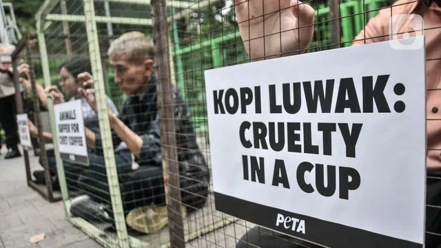 Aksi PETA Kecam Eksploitasi Luwak untuk Produksi Kopi