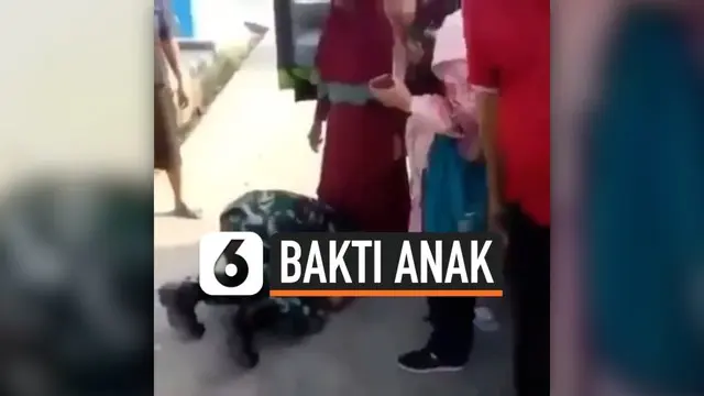 Seorang pria berbaju TNI menangis saat bertemu sang Ibu. Tidak hanya itu, ia juga langsung mencium kaki sang Ibunda. Sontak, video ini menjadi viral dan mendapatkan reaksi haru dari warganet.