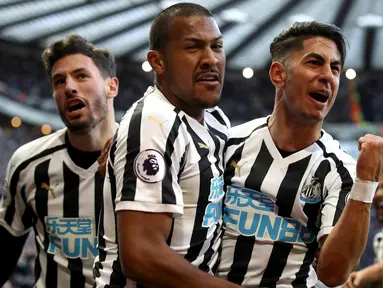 Pemain Newcastle United Ayoze Perez (kanan) merayakan kemenangan timnya atas Everton dalam lanjutan Liga Inggris pekan ke-30 di St James 'Park, Newcastle, Sabtu (9/3). Newcastle melibas Everton 3-2 lewat comeback gemilang. (Owen Humphreys/PA via AP)