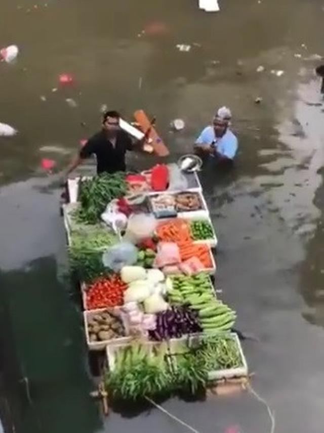 tukang sayur berjualan di tengah banjir jadi viral