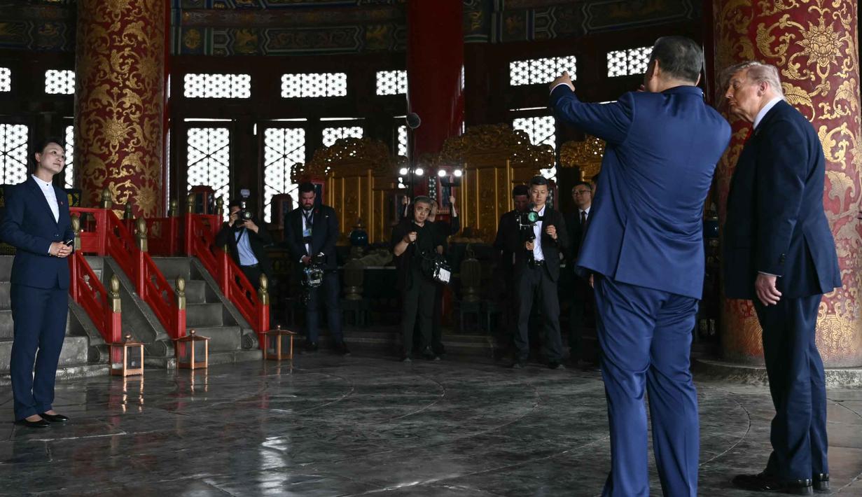 Presiden Tiongkok, Xi Jinping (kedua kanan) dan Presiden Amerika Serikat (AS), Donald Trump saat mengunjungi Temple of Heaven, Beijing, Kamis 14 Mei 2026. (Brendan Smialowski/Pool Photo via AP)