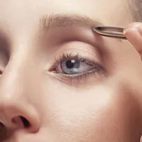 Ilustrasi membentuk alis dengan pinset. (rtbf.be)