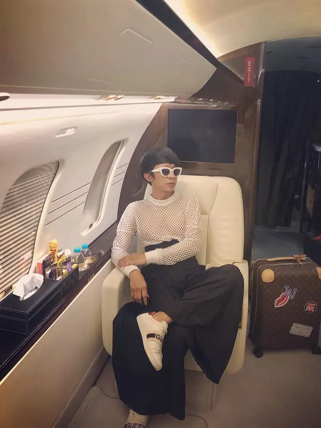 6 Potret Gaya Aming Saat Naik Jet Pribadi, Nyentrik dan Mewah