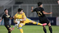 Kiper Bali United, Nadeo Argawinata, saat melawan Timnas Indenesia pada laga uji coba di Stadion Madya, Jakarta, Minggu (7/3/2021). Indonesia menang dengan skor 3-1. (Bola.com/ Ikhwan Yanuar Harun)