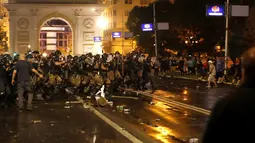 Polisi menghadapi pengunjuk rasa di gedung parlemen di Skopje, Makedonia Utara, Selasa (5/7/2022) malam. Protes kekerasan meletus di ibu kota Makedonia Utara, Skopje, di mana para demonstran mencoba menyerbu gedung-gedung pemerintah. (AP Photo/Boris Gdanoski)