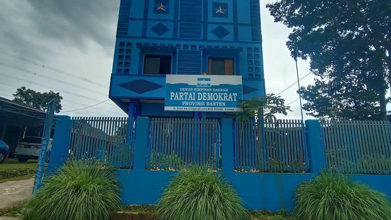 Kantor DPD Demokrat Banten Di Kota Serang. (Senin, 08/03/2021). (Liputan6.com/Yandhi Deslatama).