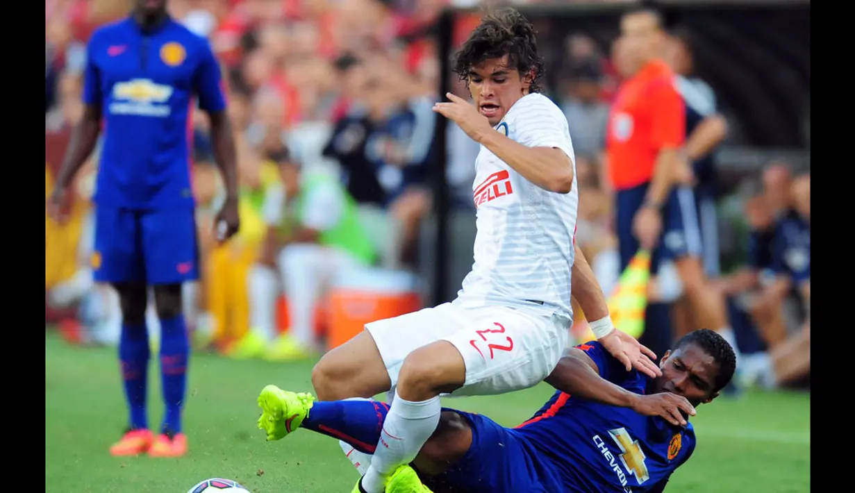 Gelandang Inter Milan, Dodo (atas), mendapat tackling keras dari pemain Manchester United, Antonio Valencia, di FedExField dalam laga kedua Guines International Champions Cup, (29/7/2014). (REUTERS/Evan Habeeb-USA TODAY Sports)