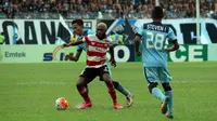 Kalah 1-2 melawan Persela Lamongan, Madura United gagal kembali ke puncak klasemen TSC 2016. (Bola.com/Fahrizal Arnas)