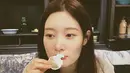 Suka makan kue, Jung Chaeyeon tunjukkan pose imutnya saat makan krim yang terdapat pada kue. Biar tampak lucu, perempuan 24 tahun ini menggunakan irisan jeruk untuk mengambil krimnya. Tak sedikit dari penggemar yang berkomentar kalau posenya ini terlihat menggemaskan. (Liputan6.com/IG/@j_chaeyeoni)