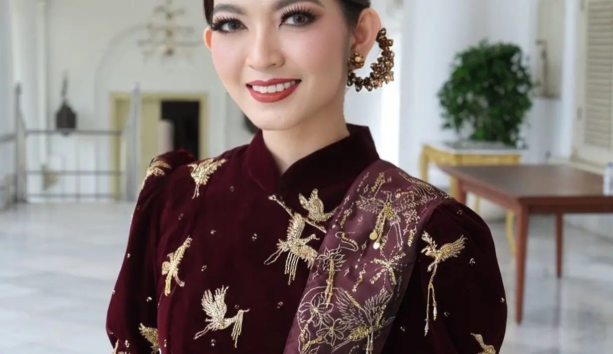 Di sini, Selvi tampil penuh pesona dengan outfit bernuansa merah wine dengan bordir emas dan tampilan makeup yang bold. [Foto: Instagram/rama_jee]