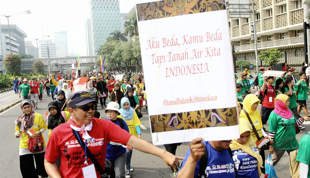 Keramaian warga saat melakukan aksi longmarch memperingati Hari Toleransi Internasional, Jakarta, Minggu (16/11/2014). (Liputan6.com/Faizal Fanani)