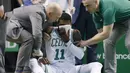 Tim medis mengobati pemain Boston Celtics, Kyrie Irving (11) saat melawan Hornets pada laga NBA basketball game di TD Garden, Boston, (10/11/2017) waktu setempat. Boston Celtics menang 90-87. (AP/Michael Dwyer)