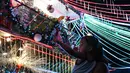 Seorang anak melihat sebuah rumah bertema Natal di Manila, Filipina (21/12/2022). Perayaan Natal tinggal menghitung hari, warga Manila antusias mengunjungi rumah yang didekor dengan ornamen dan hiasan Natal itu. (AFP/Jam Sta Rosa)