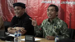 Ketua Fraksi PDI Perjuangan DPRD DKI Jakarta Gembong Warsono (kanan) memberikan keterangan pers di Gedung DPRD DKI Jakarta, Rabu (24/1). PDI-P juga menyoroti pembentukan tim gubernur untuk percepatan pembangunan (TGUPP). (Liputan6.com/Arya Manggala)
