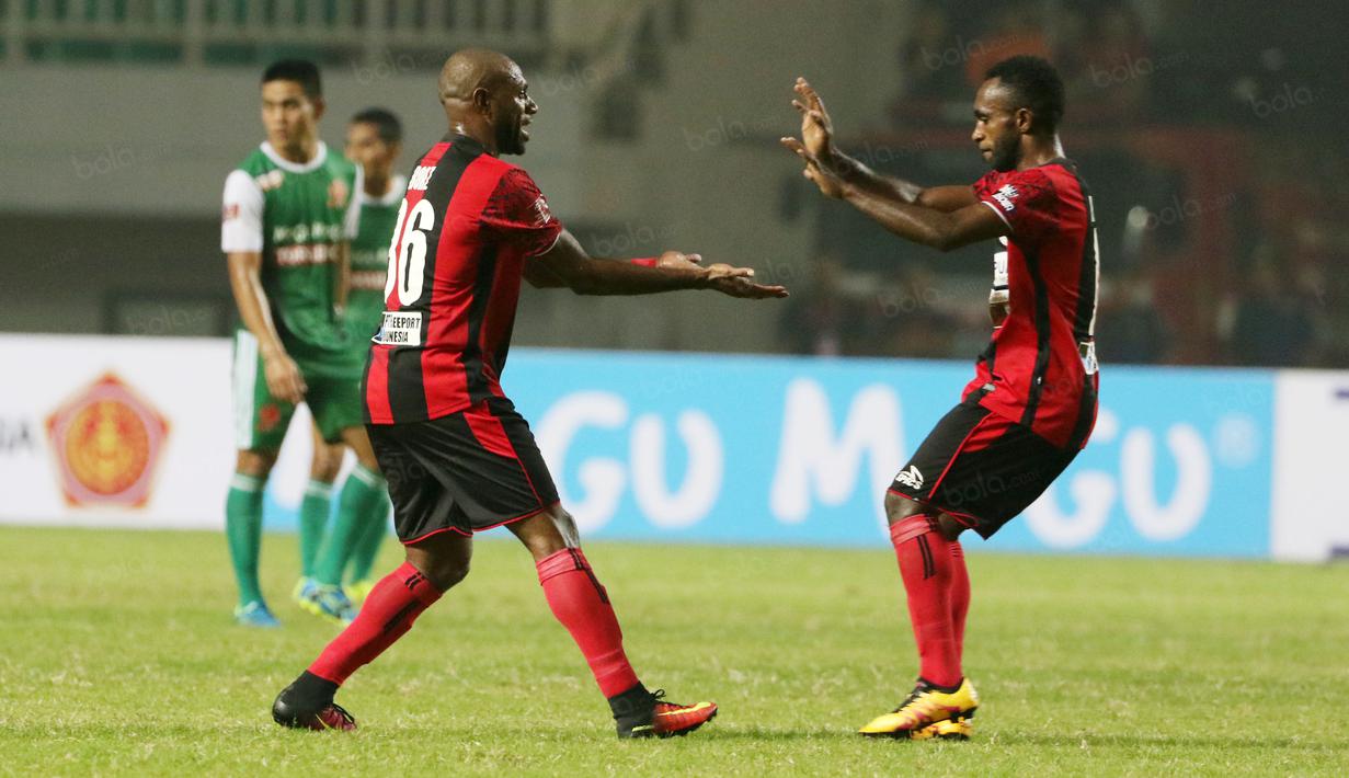 Boaz Solossa dan Ricky Kayame merayakan gol saat melawan PS TNI pada laga Torabika SC 2016 di Stadion Pakansari, Bogor, Minggu (19/6/2016). Persipura Menang 3-1. (Bola.com/Nicklas Hanoatubun)