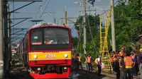 Perbaikan jaringan listrik aliran atas yang putus akibat ditabrak KRL Commuter Line di Kebon Pedes, Kota Bogor. (Liputan6.com/Achmad Sudarno)