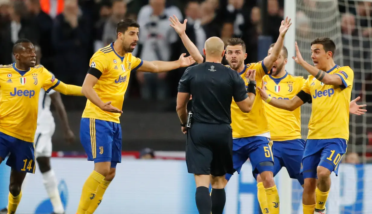 Pemain Juventus melakukan protes kepada wasit saat melawan Tottenham Hotspur dalam pertandingan Liga Champions leg kedua di Stadion Wembley, London (7/3). Secara agregat Juventus unggul 4-3 atas  Hotspur. (AP Photo / Frank Augstein)