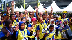 Ribuan orang turut ambil bagian dalam event lari bertajuk 'EU On The Move 5K' di Sudirman, Jakarta, Minggu (3/5/2015). Acara lari tersebut memulai garis start di Sampoerna Strategic Square dan finish di Menara Intiland. (Liputan6.com/Yoppy Renato)