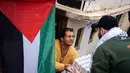 Dikenal sebagai Global Sumud Flotilla 2.0, misi ini melibatkan lebih dari 100 kapal dari 100 negara dengan sekitar 3.000 peserta, menjadikannya dua kali lebih besar dari misi sebelumnya di tahun 2025. Tampak dalam foto, para aktivis menyiapkan perbekalan di atas kapal yang ikut serta dalam Armada Global Sumud yang menuju Gaza, di Barcelona, Spanyol, Minggu, 12 April 2026. (AP Photo/Joan Mateu Parra)