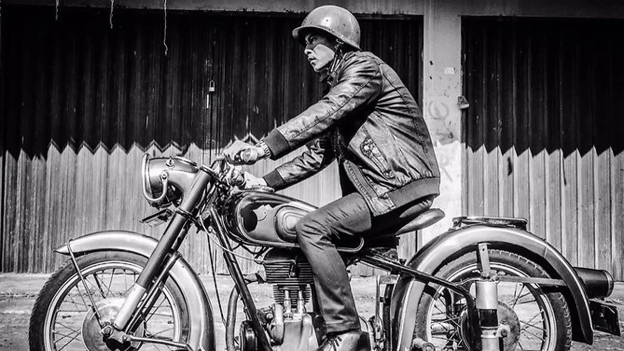 FOTO: Gaya Keren Fandy Christian Saat Naik Moge, Macho dan Memesona