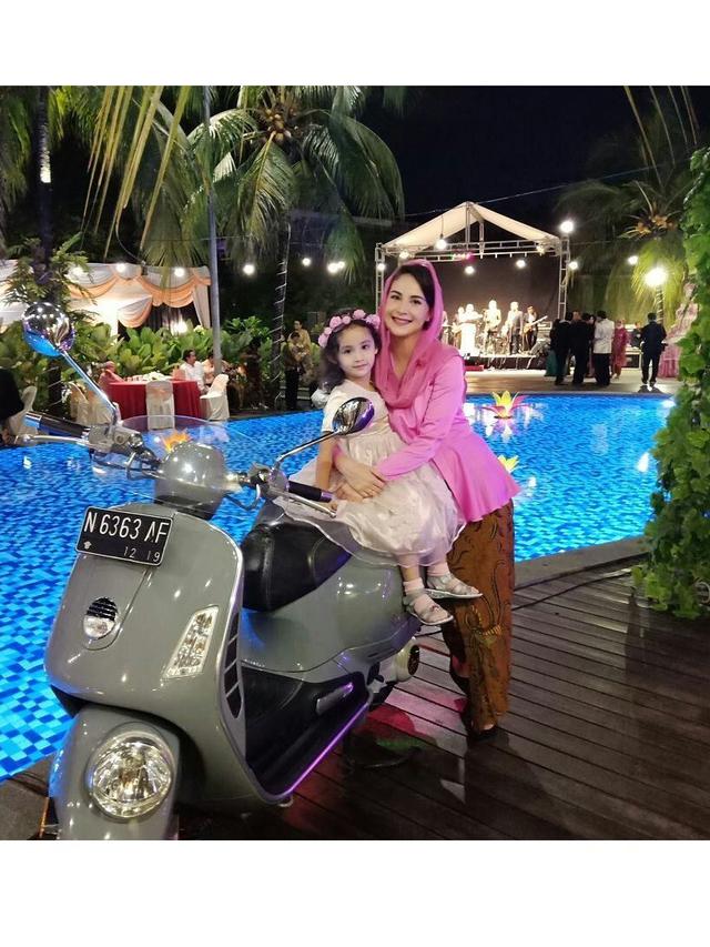 6 Potret Kebersamaan Arumi Bachsin dan Kedua Anaknya