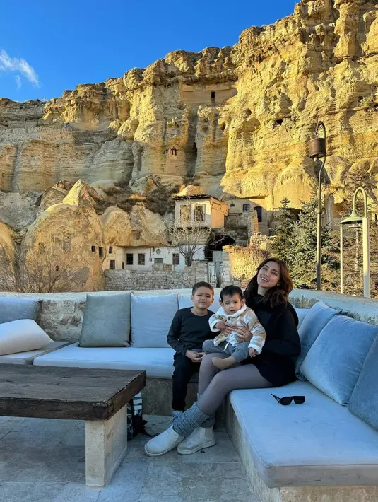 Selama liburan, Jessica banyak abadikan momen bersama dengan buah hatinya. El Barack yang kini sudah tumbuh semakin besar pun terlihat semakin ganteng dan banyak mencuri perhatian netizen. Tidak sedikit yang pangling dengan penampilan El, yang kini gaya rambutnya pendek. (Liputan6.com/IG@inijedar)