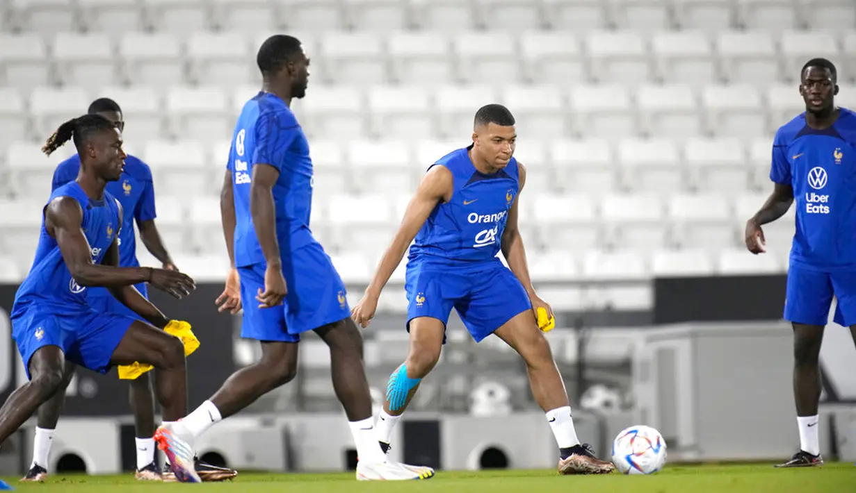 Pemain Prancis Kylian Mbappe (tengah) berlatih dengan rekan setimnya saat sesi latihan di Stadion Jassim Bin Hamad, Doha, Qatar, 28 November 2022. Prancis akan melawan Tunisia di Piala Dunia pada 30 November 2022. (AP Photo/Christophe Ena)