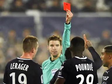 Wasit asal Prancis, Francois Letexier saat ini tengah menjadi sorotan usai keputusan kontroversialnya dengan memberi dua hadiah penalti yang merugikan Witan Sulaeman dkk saat menjadi pengadil pada laga play-off Olimpiade Paris 2024 antara Timnas Indonesia U-23 menghadapi Guinea U-23 (9/5/2024). Sebenarnya, wasit bersertifikat FIFA tersebut nyatanya memang dikenal penuh kontroversi saat memimpin laga-laga di kompetisi Eropa. Berikut sedikit profil dan beberapa keputusan kontroversialnya di Eropa. (AFP/Nicolas Tucat)