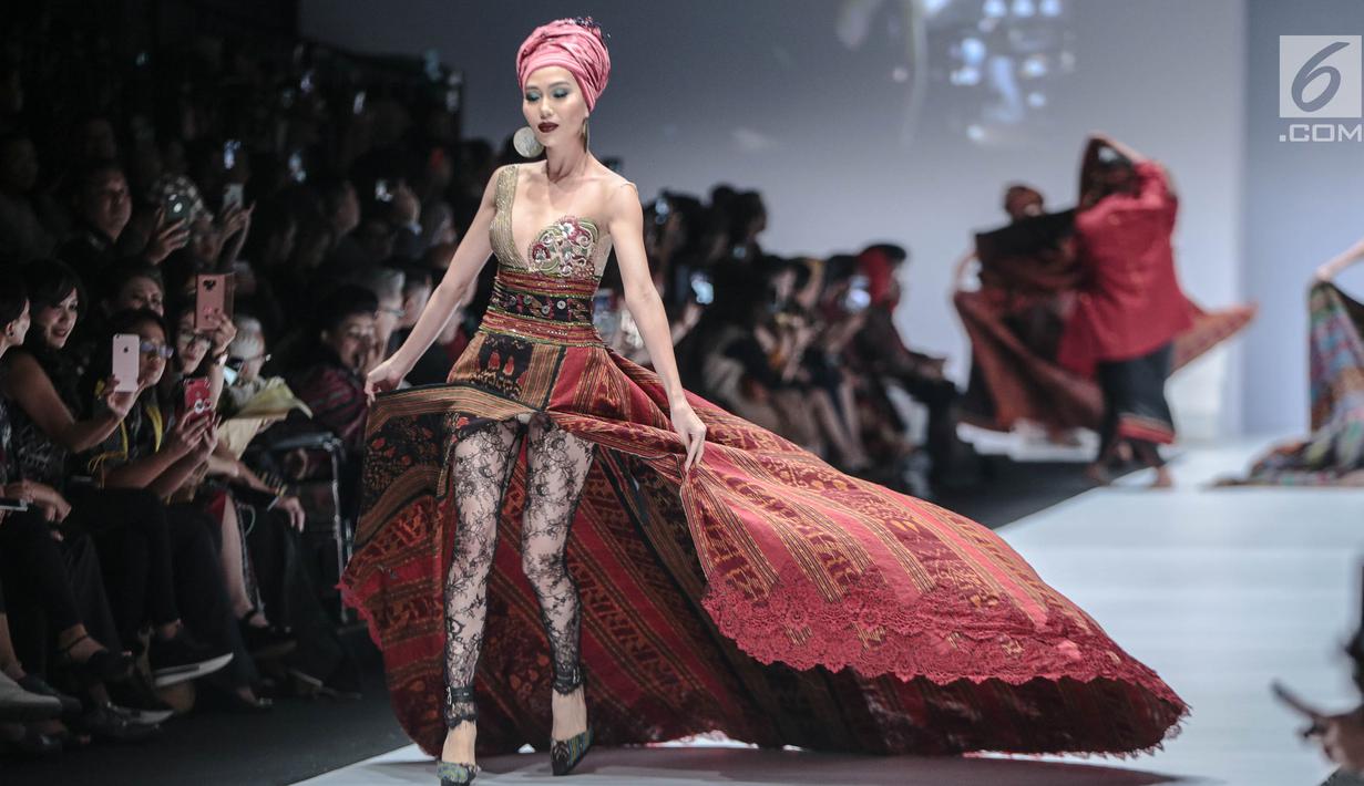 Model memperagakan busana rancangan Anne Avantie yang bertajuk Badai Pasti Berlalu pada perhelatan Jakarta Fashion Week 2019 di Senayan City, Selasa (23/10). (Liputan6.com/Faizal Fanani)