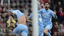 Hingga laga usai skor 2-1 bertahan untuk kemenangan Manchester City yang makin nyaman berada di puncak klasemen dengan mengumpulkan 53 poin. (AP/Matt Dunham)