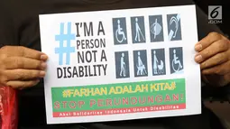 Selembaran dukungan untuk korban bullying atau perundungan di Universitas Gunadarma, Depok, Kamis (20/7). Perwakilan LBH Disabilitas dan Masyarakat Peduli Autis mendatangi Gunadarma untuk memberikan dukungan kepada Farhan. (Liputan6.com/Immanuel Antonius)