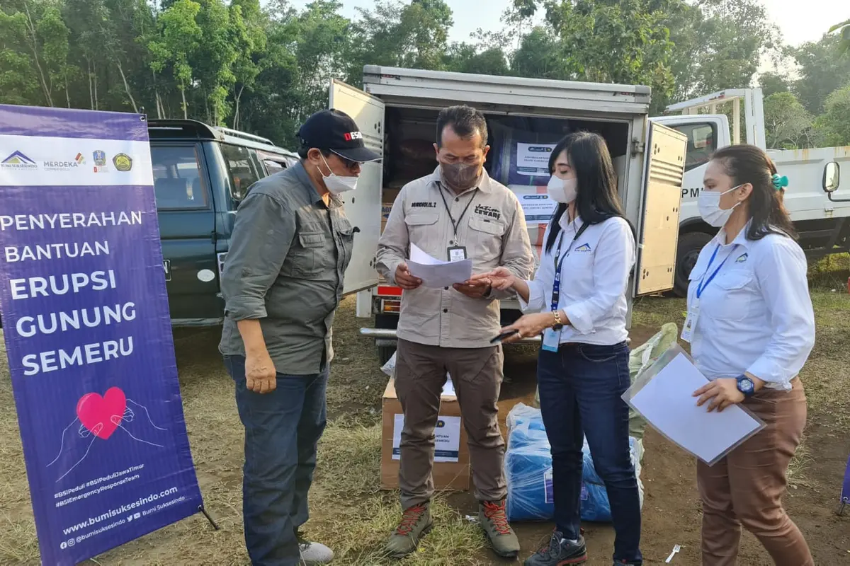 ESDM RI berkolaborasi dengan PT Bumi Suksesindo (BSI) menerjunkan tim tanggap darurat ke sejumlah titik pengungsi Gunung Semeru. (Dian Kurniawan/Liputan6.com)