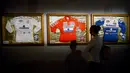 Diruang pameran yang ada di Sirkuit Imola (1/5/2014), pengunjung bisa melihat-lihat baju balap yang pernah digunakan Ayrton Senna. (REUTERS/Alessandro Garofalo)