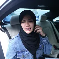 Penampilan terbaru Nikita Mirzani dengan mengenakan hijab. (Nurwahyunan/Bintang.com)