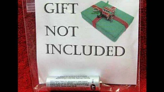 9 Potret Nyeleneh Hadiah Natal Ini Malah Bikin Kesal