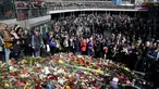 Orang-orang berkerumun di lokasi terjadinya serangan truk di Stockholm, Swedia, Minggu (9/4). Sebuah truk yang dibajak menabrakkan diri ke kerumunan pejalan kaki pada Sabtu (8/4) dan menewaskan empat orang. (AP Photo / Markus Schreiber)
