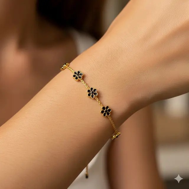 Gelang Tali Emas dengan Detail Bunga Hitam