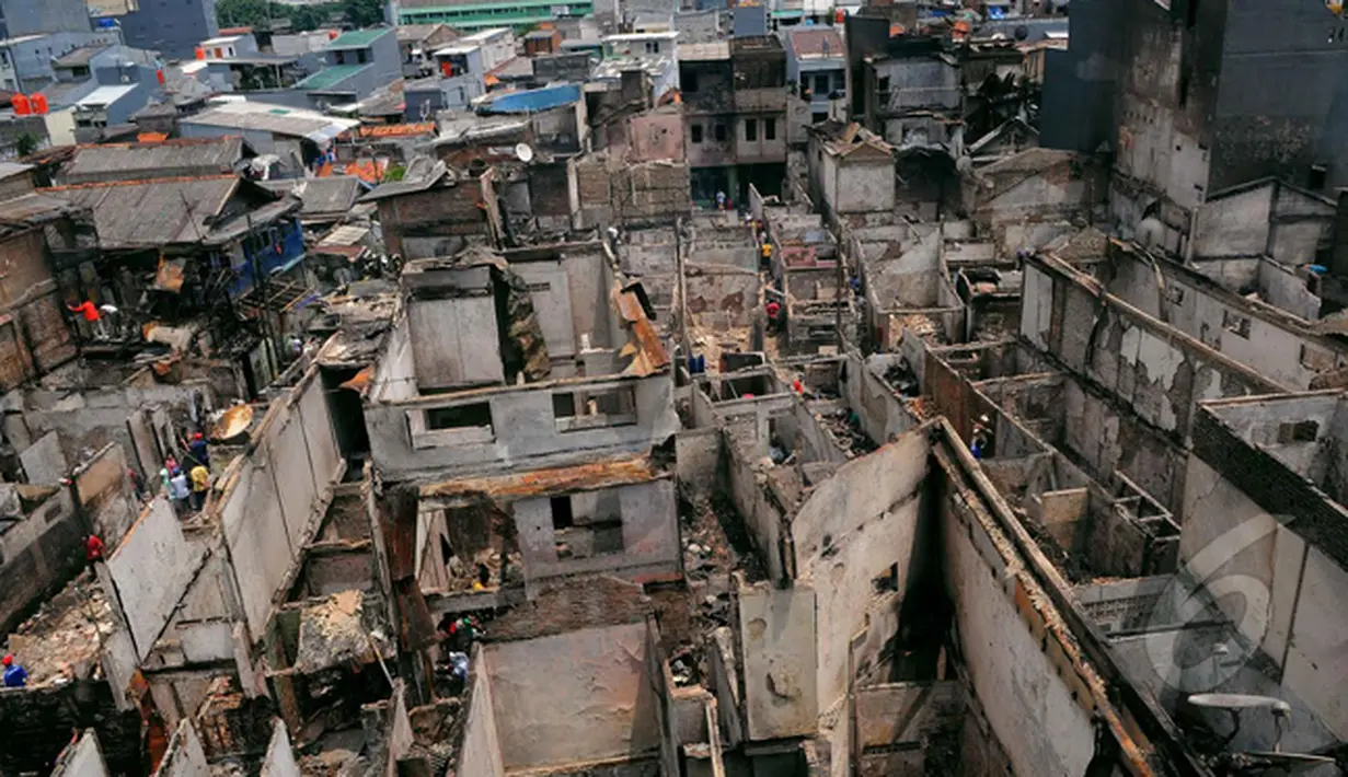 Sisa bangunan yang mengalami kebakaran di Karang Anyar, Sawah Besar, Jakarta, Selasa, (24/2/2015). Kebakaran yang melanda 14 Rukun Tetangga (RT) ini menyebabkan 2.000 warga kehilangan tempat tinggal. (Liputan6.com/Faisal R Syam)