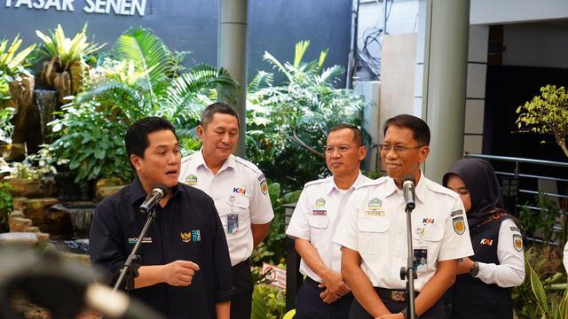 Menteri BUMN Erick Thohir melakukan peninjauan dan melepas mudik gratis di Stasiun Pasar Senen, Jakarta