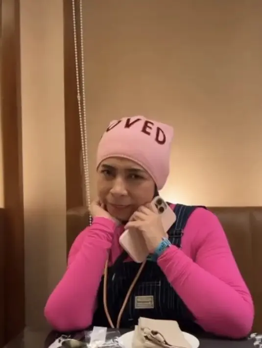 Mengenakan overall di atas kaos lengan panjangnya, Melly Goeslaw juga hadir di konser Blackpink. (@melly_goeslaw)