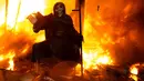 Ninot, boneka berukuran kecil, dibakar pada malam terakhir Festival Fallas di Valencia, Spanyol, Selasa (19/3). Las Fallas adalah festival budaya yang diselenggarakan oleh warga Valencia pada 15 sampai 19 Maret setiap tahunnya. (JOSE JORDAN / AFP)